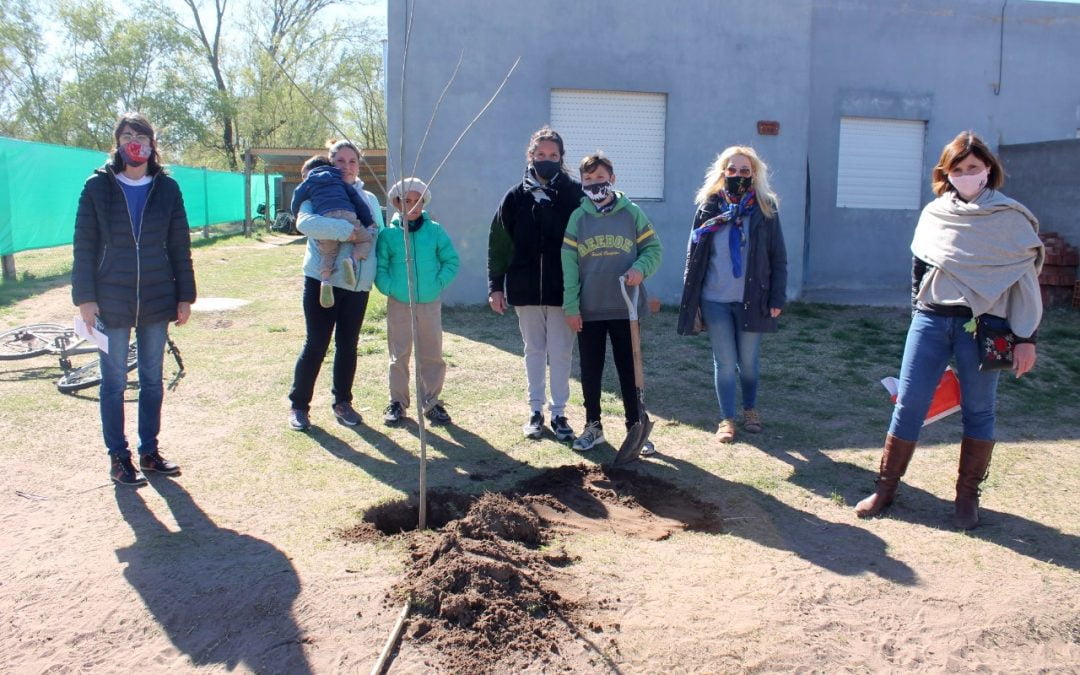 Proyecto Huellas pintadas de Verde: realizaron la primera plantación en Villa Maza