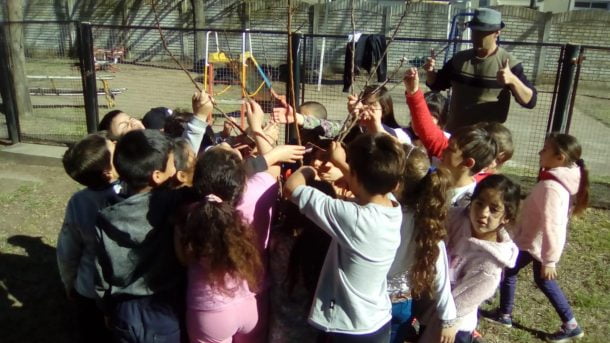 Concientización ambiental: plantaron un árbol en Casa del Niño