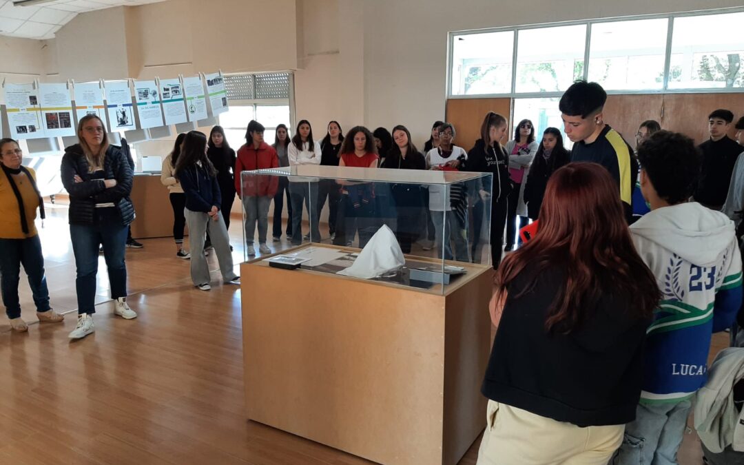 Comenzaron las visitas guiadas a «Un Archivo, todas las Luchas» de Adelina Dematti