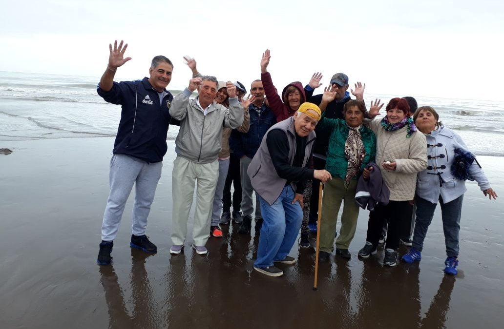 Los adultos mayores viajaron a conocer el mar